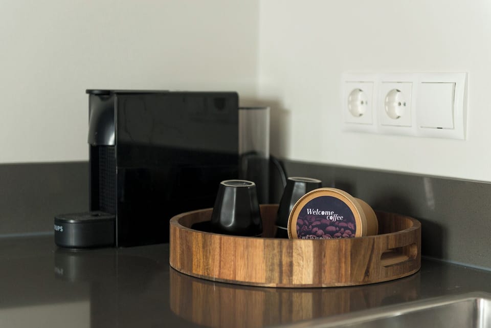 Indulge in your favorite coffee with a machine that delivers rich flavor and convenience at Bed en Koffie Central in Hotel Centrum Tilburg. Enjoy affordable studio apartments with new kitchens and bathrooms – the perfect spot for an overnight stay near Efteling or Safaripark Beekse Bergen.