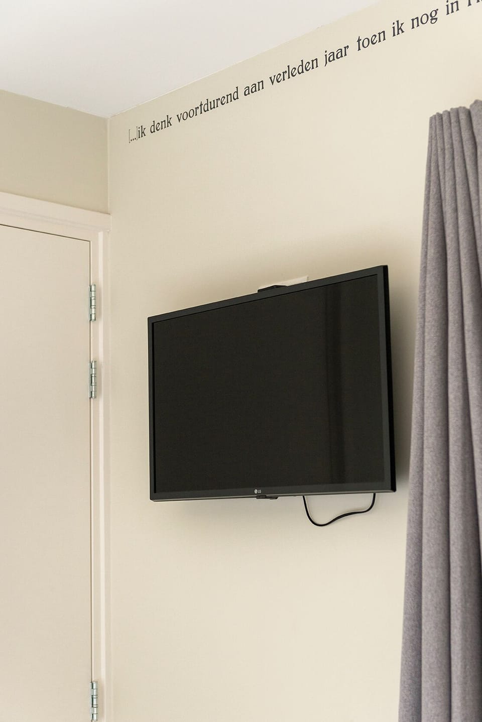 Relax and unwind with your favorite shows on this stylish, high-definition TV.