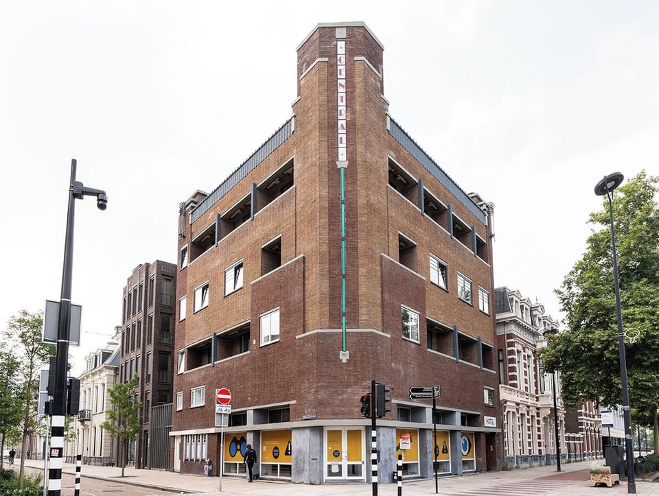 Bewonder het unieke hoekontwerp van Bed en Koffie Central—een opvallende verblijfslocatie in Hotel Centrum Tilburg, perfect voor een goedkope overnachting nabij Efteling en safaripark Beeksebergen.