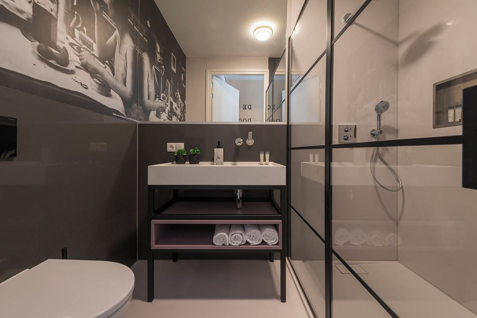 Enjoy a spotless bathroom with fresh, clean lines and elegant fixtures at Bed en Koffie Central, your go-to Hotel Centrum Tilburg.
