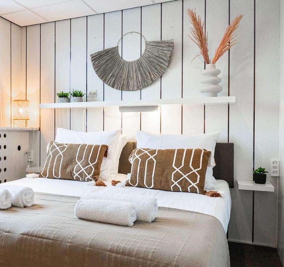 Our charming hotel in Zoutelande offers cozy rooms with breakfast and stunning sea views.