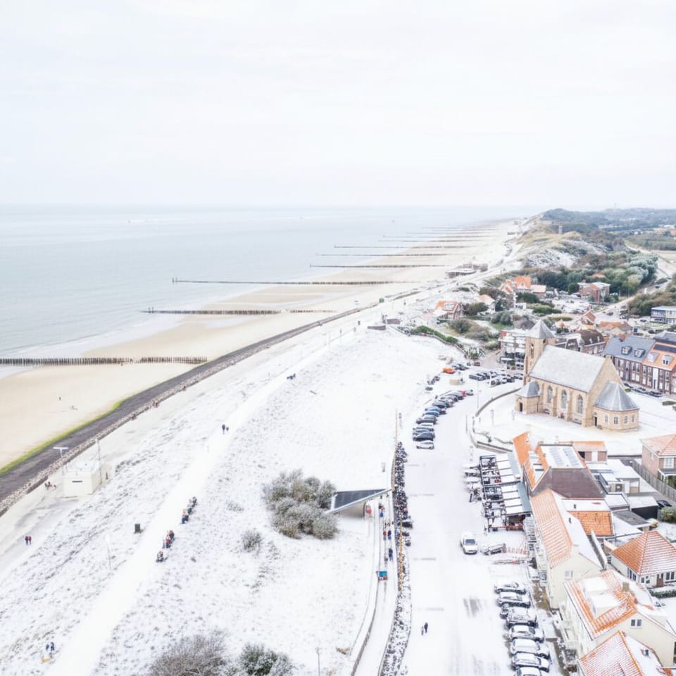 Zoutelande in winter offers a perfect mix of cozy beach walks, seasonal sports, local culture, shopping, and festive events. Whether you’re relaxing on heated terraces, flying a kite by the sea, or visiting nearby Christmas markets, there’s something