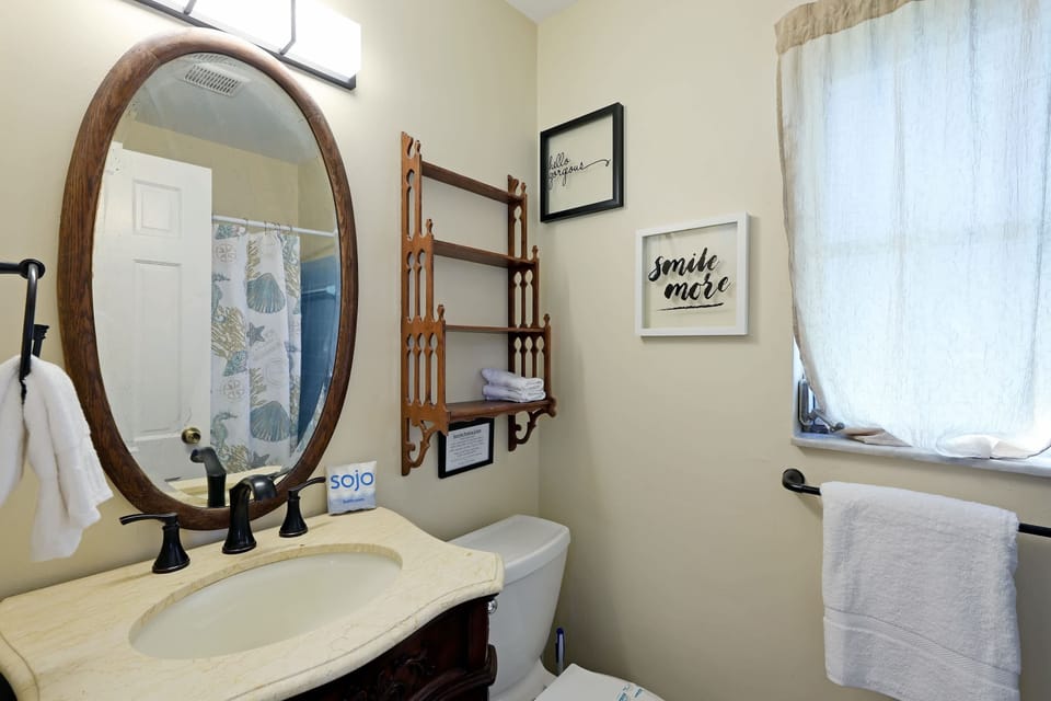 Guest bedroom ensuite bathroom