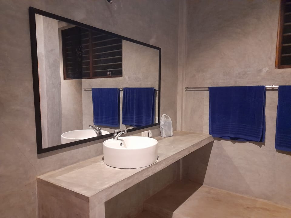 Deluxe Double Room, Balcony, Garden View | Bathroom