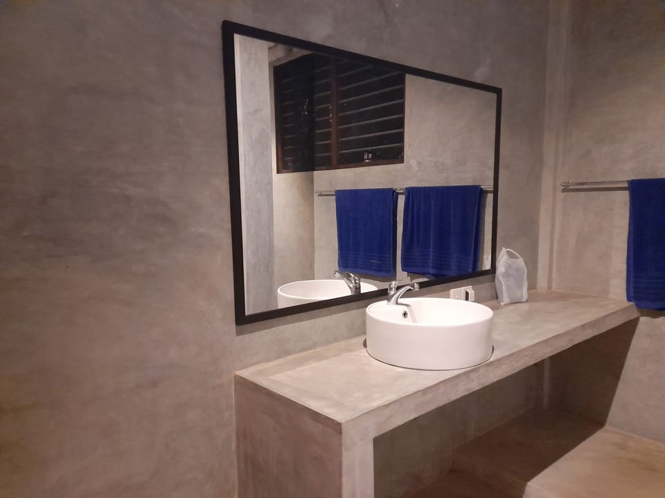 Deluxe Double Room, Balcony, Garden View | Bathroom