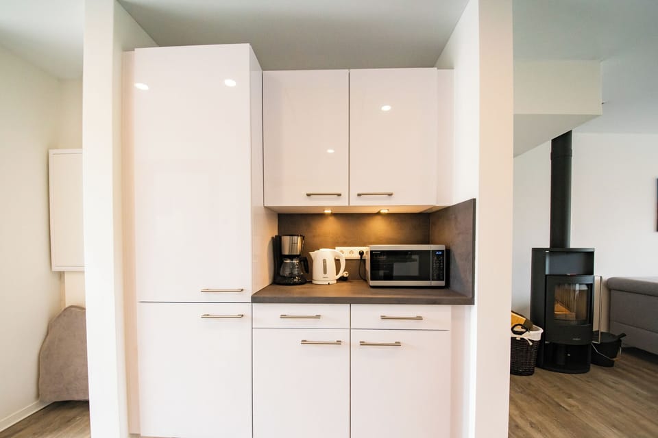 Comfort House | Private kitchen | Full-size fridge, microwave, oven, stovetop