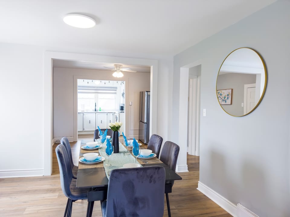 Large Capacity Dining Table