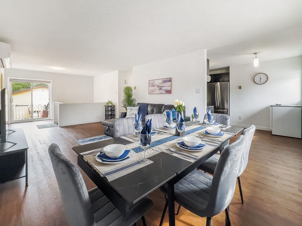 Large Capacity Dining Table