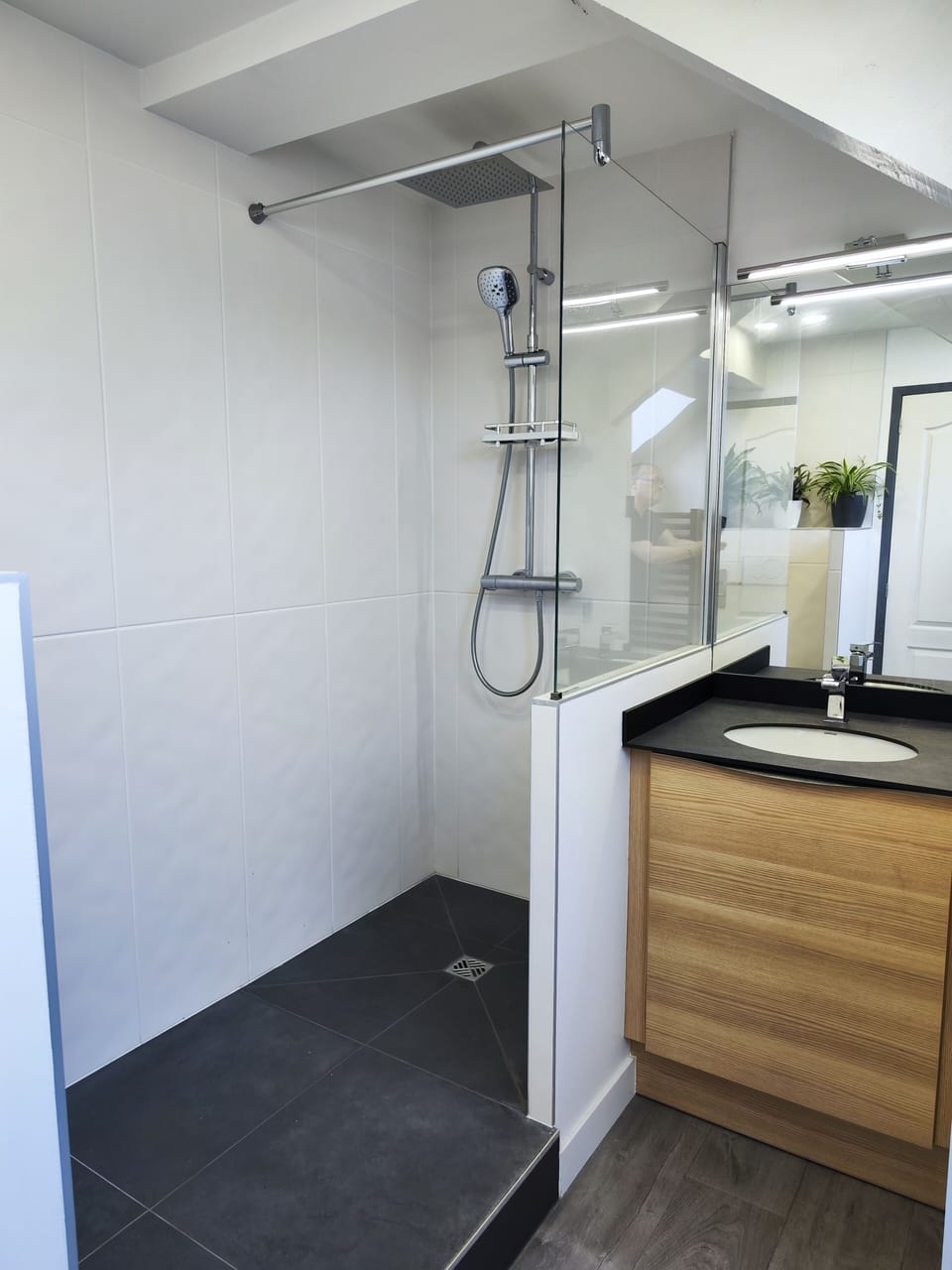 Superior Double Room, 1 King Bed | Bathroom | Hair dryer, towels, shampoo, toilet paper