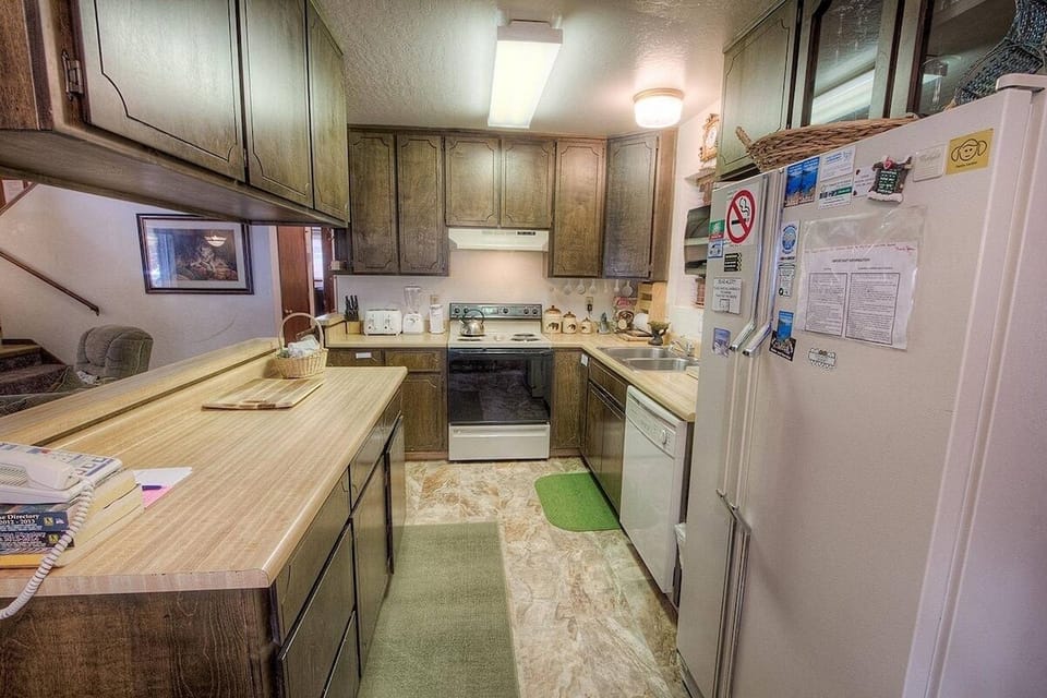 House, 3 Bedrooms | Private kitchen | Coffee/tea maker, fridge, oven, toaster