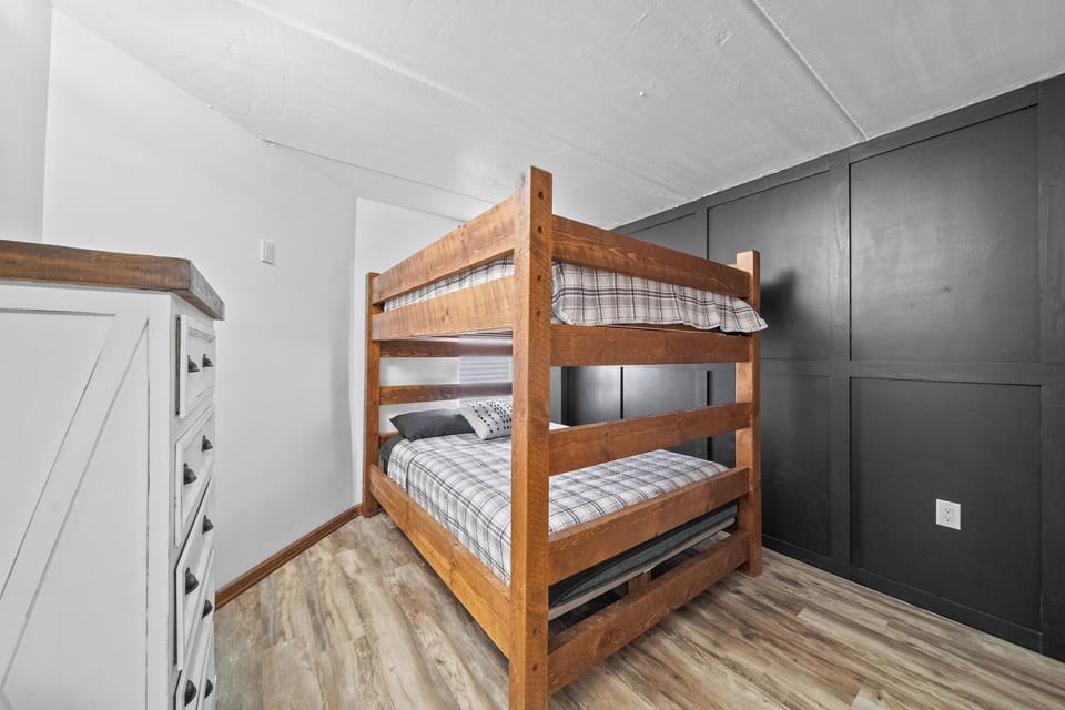 Queen bunks in the second bedroom