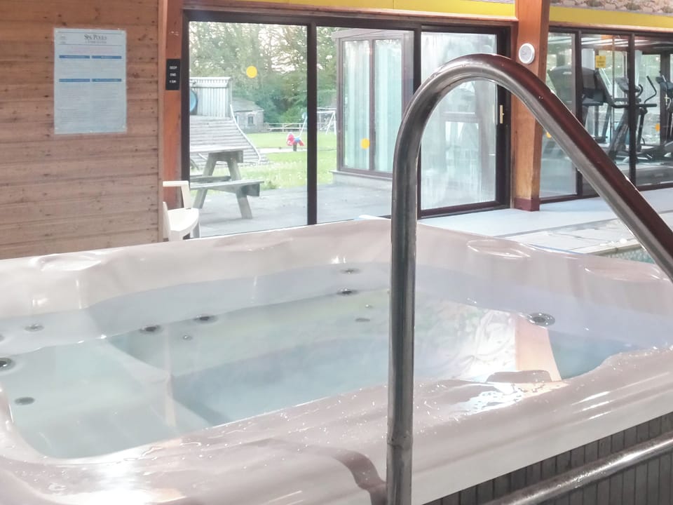 Shared hot tub | Sunnybank Lodge, Llanfynydd