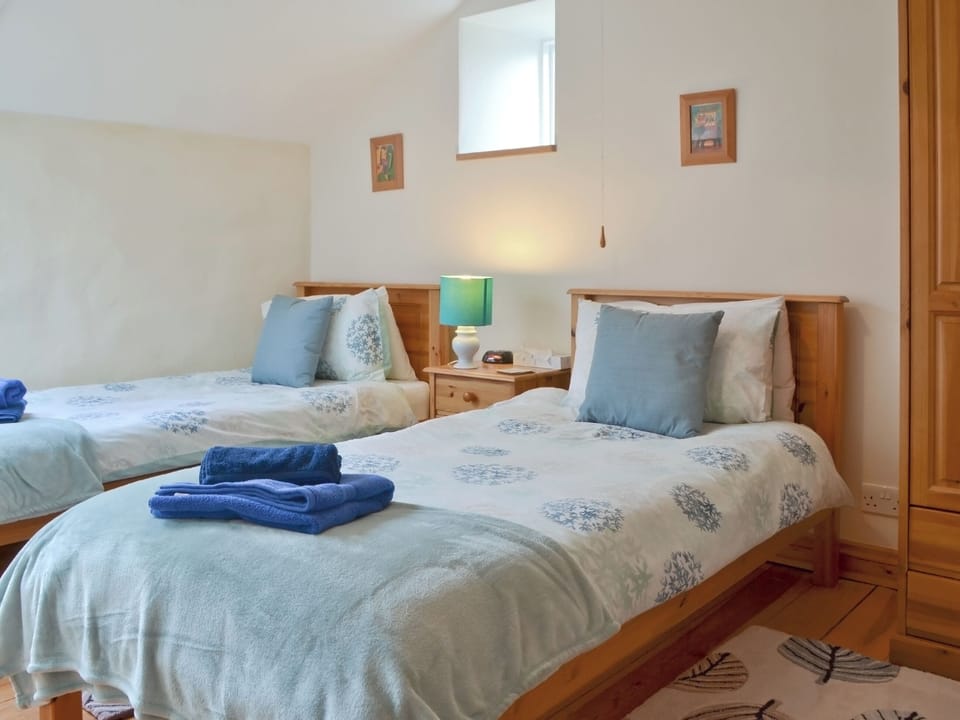 Spacious twin bedroom with ample storage | Arngill, Muker