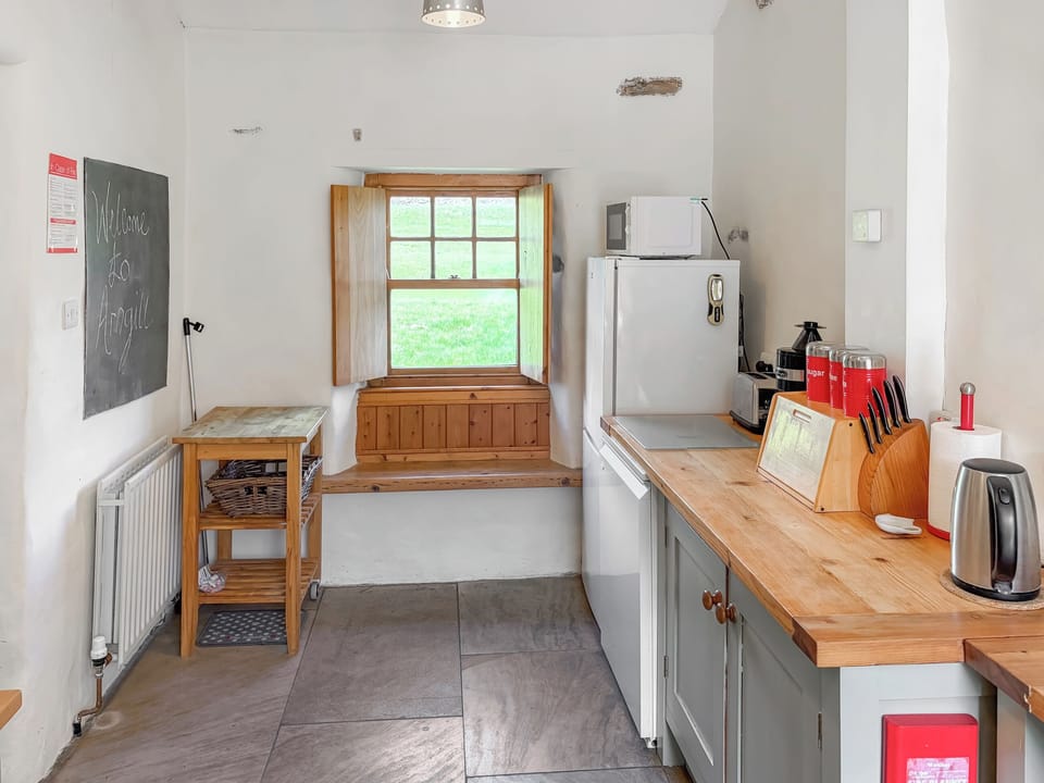 Contemporary country kitchen with built-in appliances | Arngill, Muker