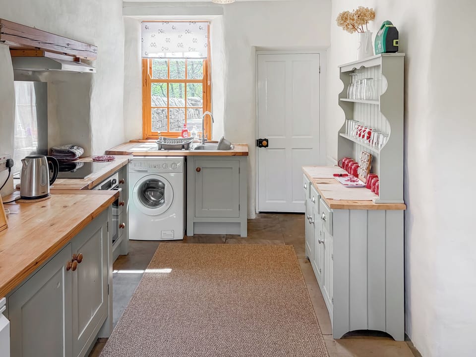 Contemporary country kitchen with built-in appliances | Arngill, Muker