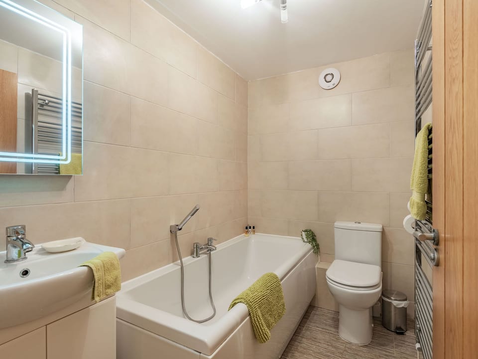 Bathroom | Cwt Drecs - Penrhyn Farm Cottages, Llanfwrog, near Holyhead