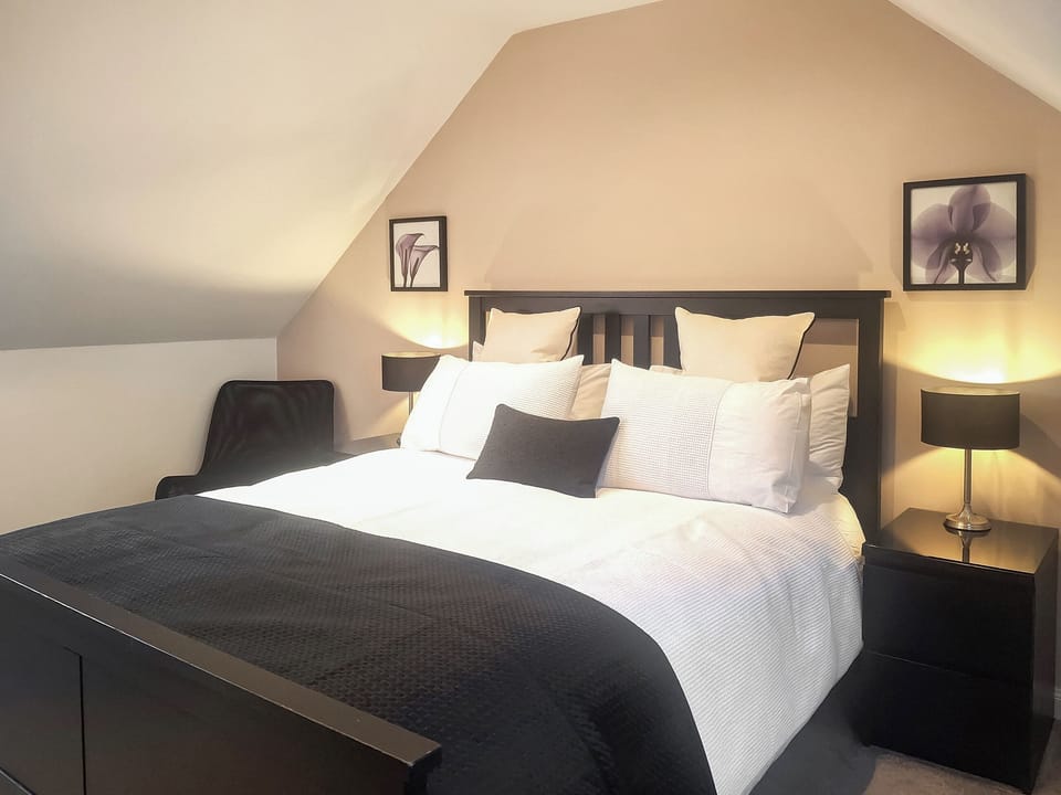 Double bedroom | Tawny Cottage, Wester Essendy near Blairgowrie
