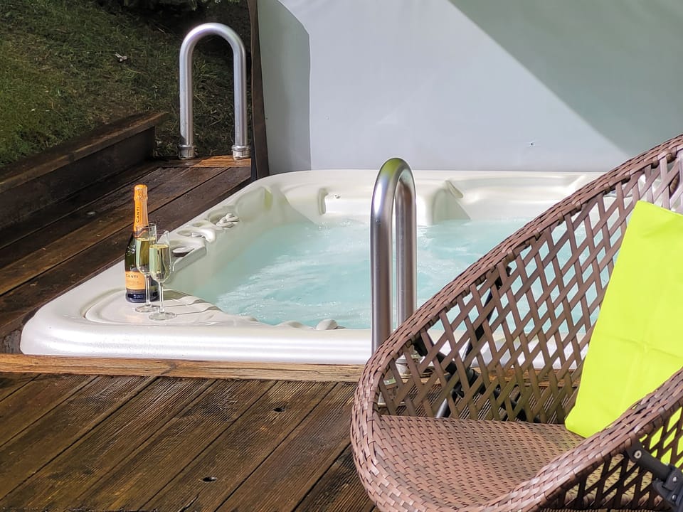 Hot tub | Tawny Cottage, Wester Essendy near Blairgowrie