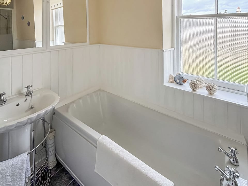 Bathroom | Ivydene Cottage, Cromarty