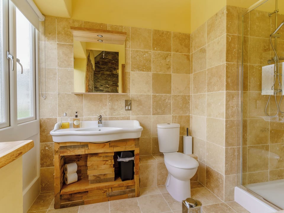 En-suite shower room | The Stables - Musselwick Farm, St Brides