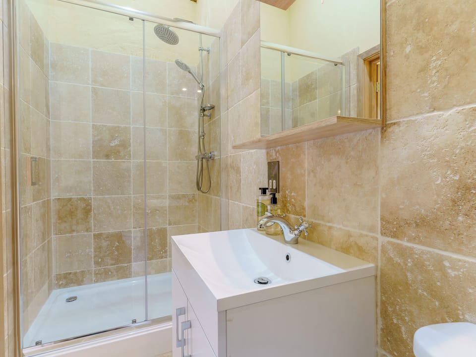 En-suite shower room | The Stables - Musselwick Farm, St Brides