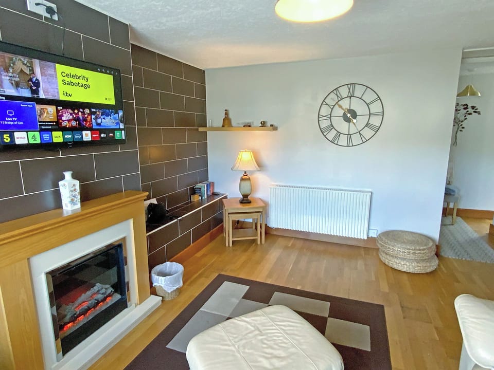 Living room/dining room | The Five Fishers, Beadnell