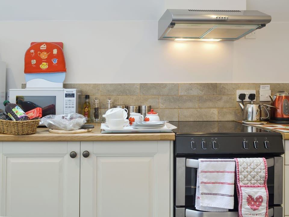 Well-equipped fitted kitchen | Beudy, Rhyd Ddu, Caernarfon