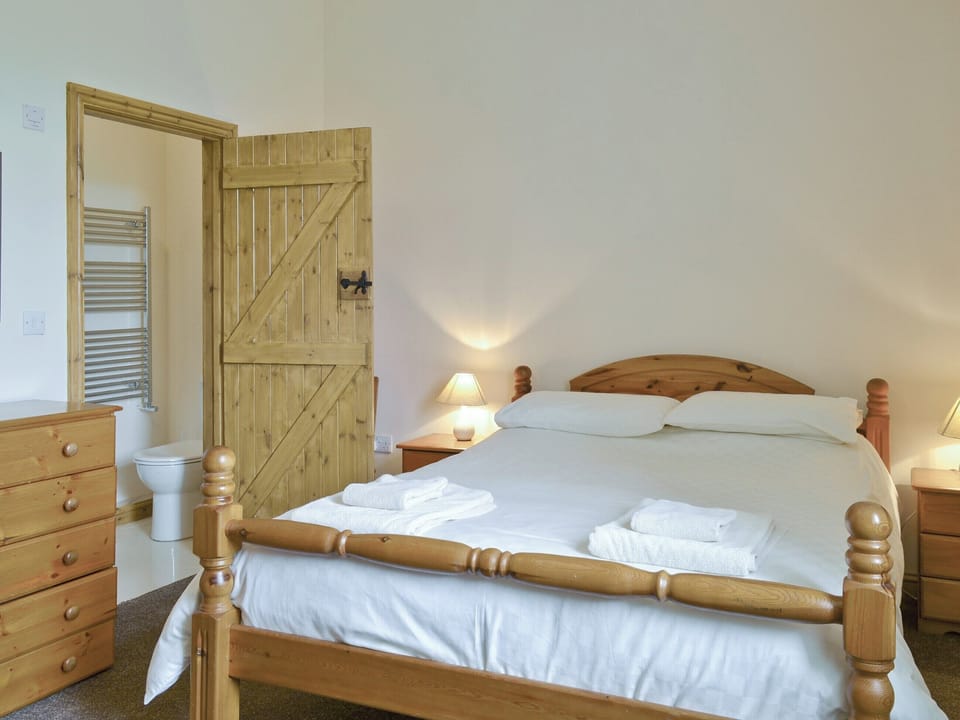 Master bedroom with en-suite facilities | Curlew Cottage, Belford, near Bamburgh