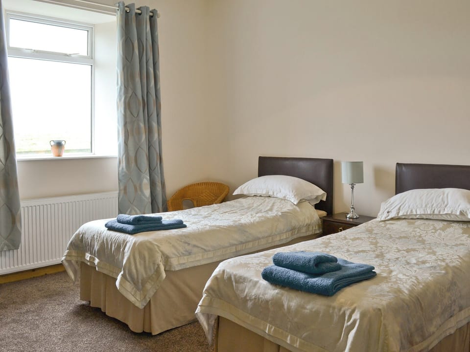 Comfortable twin bedroom | Curlew Cottage, Belford, near Bamburgh