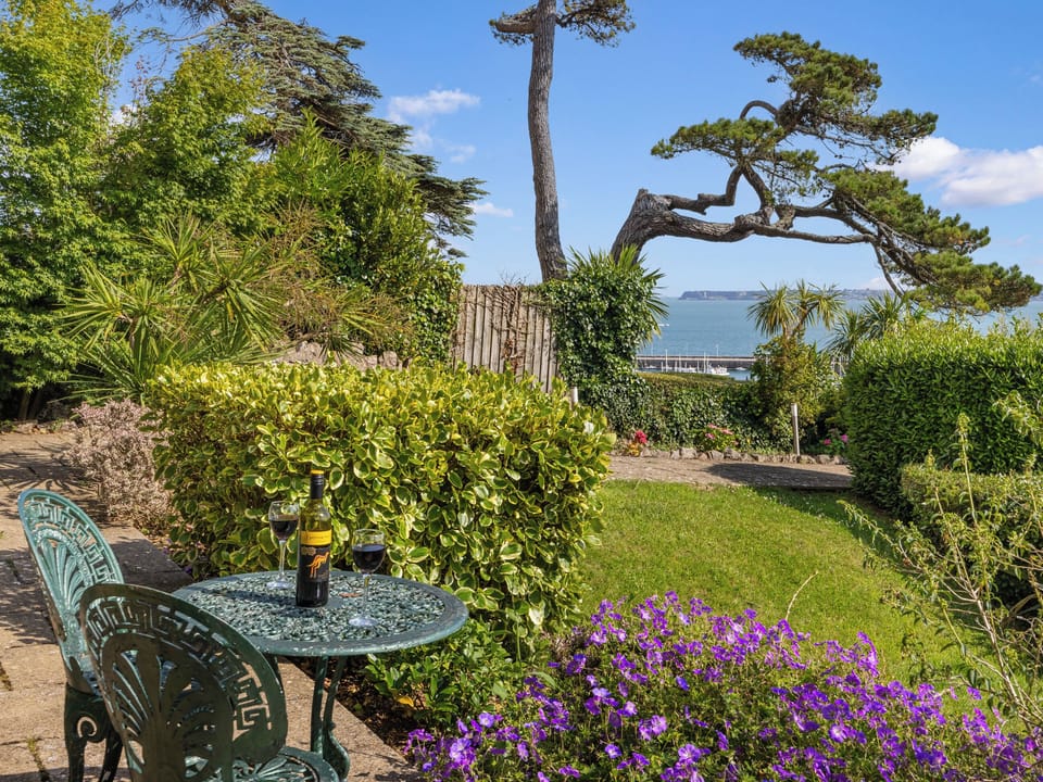 Sitting-out-area | Tides Reach, Torquay Seafront