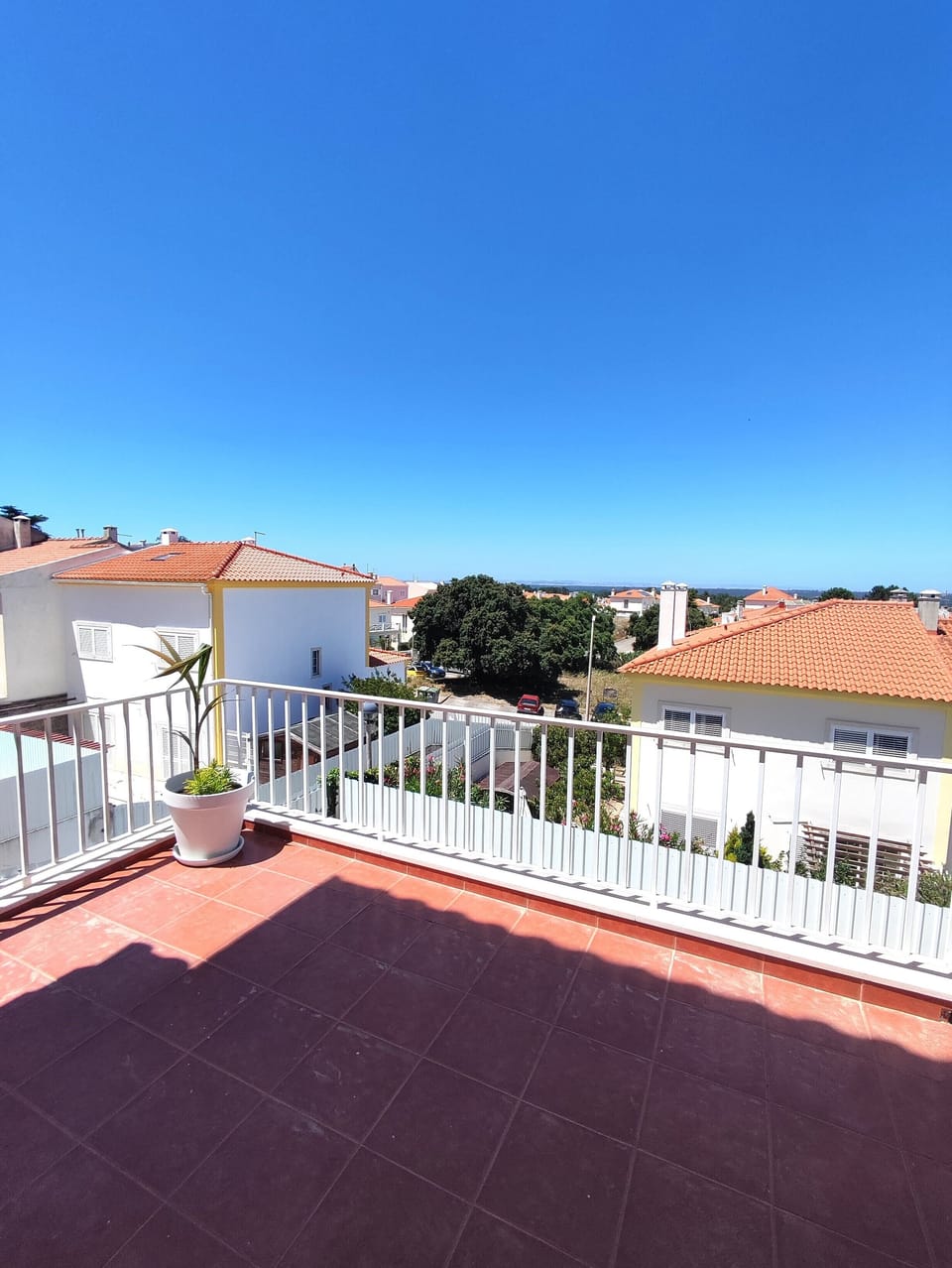 Varanda no piso principal, com vista para a parte traseira da casa