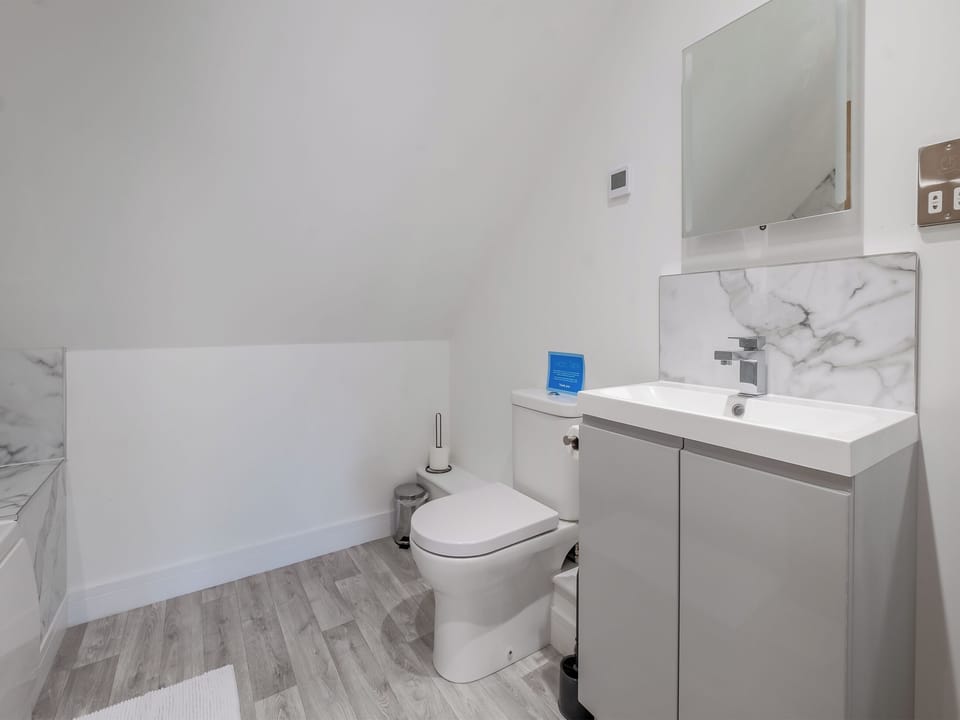 Bathroom | Trafalgar - Fair Isle Holiday Cottages, Near Newport