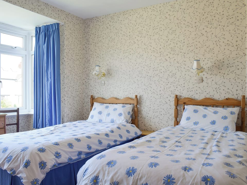 Good-sized twin bedroom | Rose Garth, Robin Hood&rsquo;s Bay