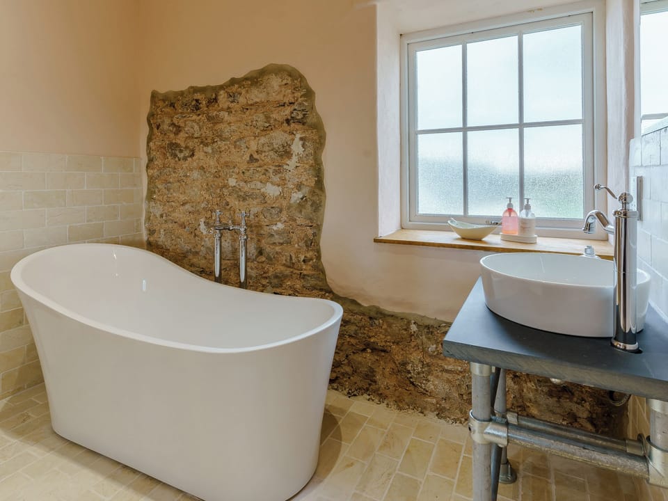 En-suite | The Cornstore - Musselwick Farm, St Brides
