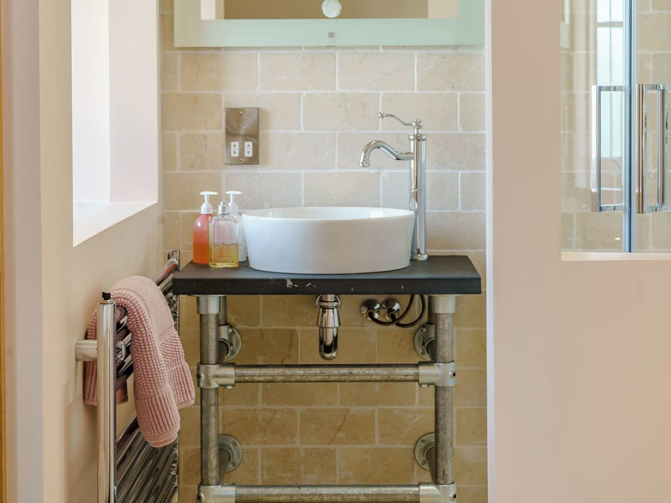 En-suite | The Cornstore - Musselwick Farm, St Brides