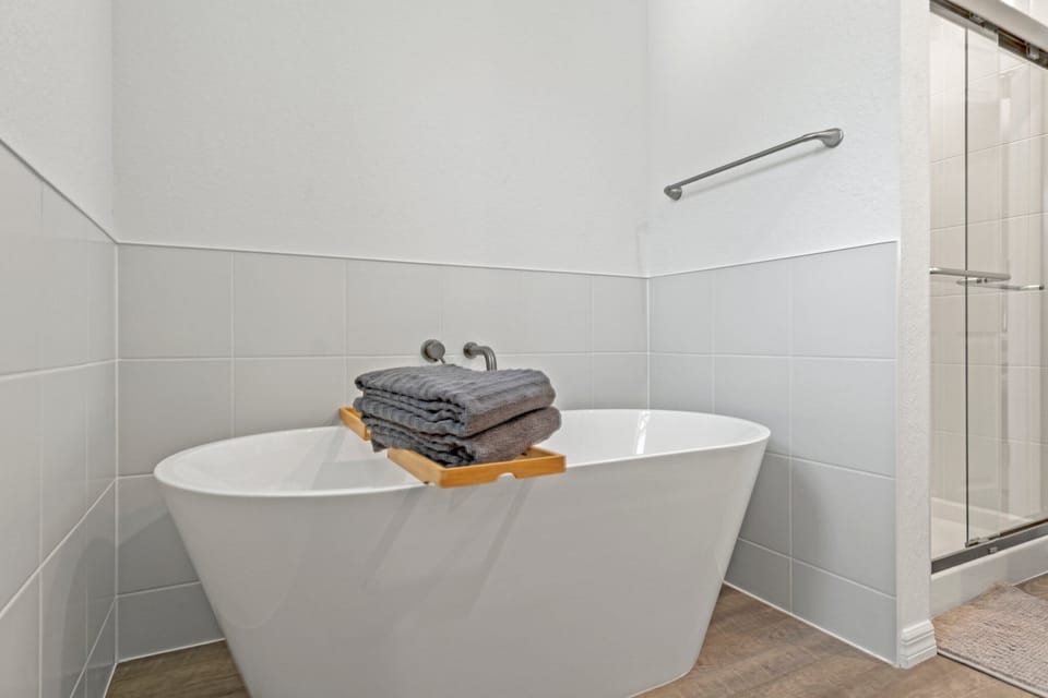 Bath tub in Master bathroom