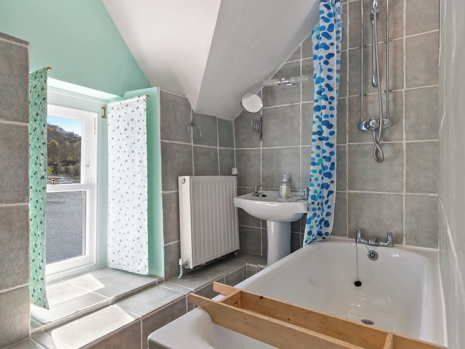 Bathroom | 35 Quay Street, Lower Town, Fishguard
