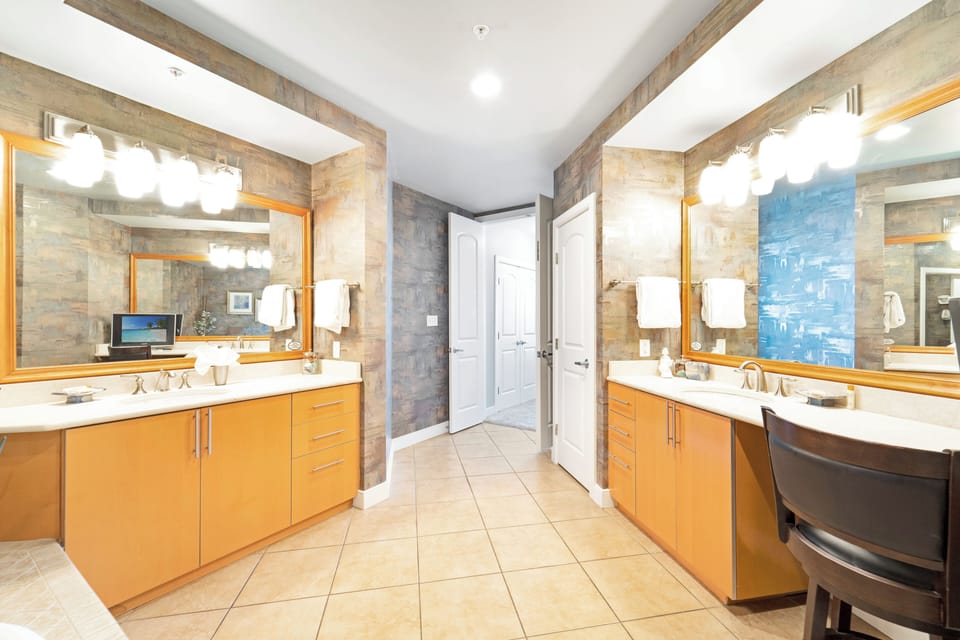 King-size bedroom 1 with ensuite full bathroom.