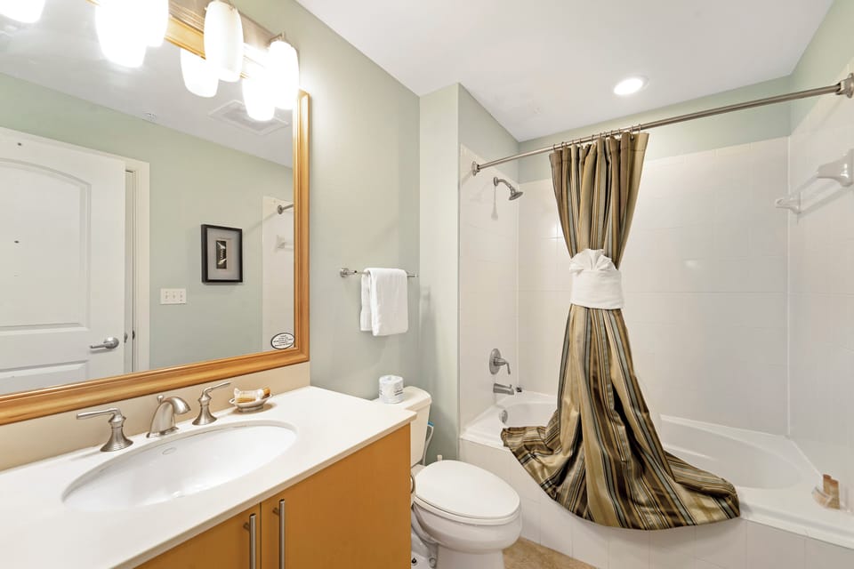 Full bathroom 2 for bedrooms 2 and 3.