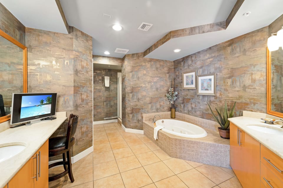 Ensuite full bathroom with garden tub and walk in shower in Bedroom 1