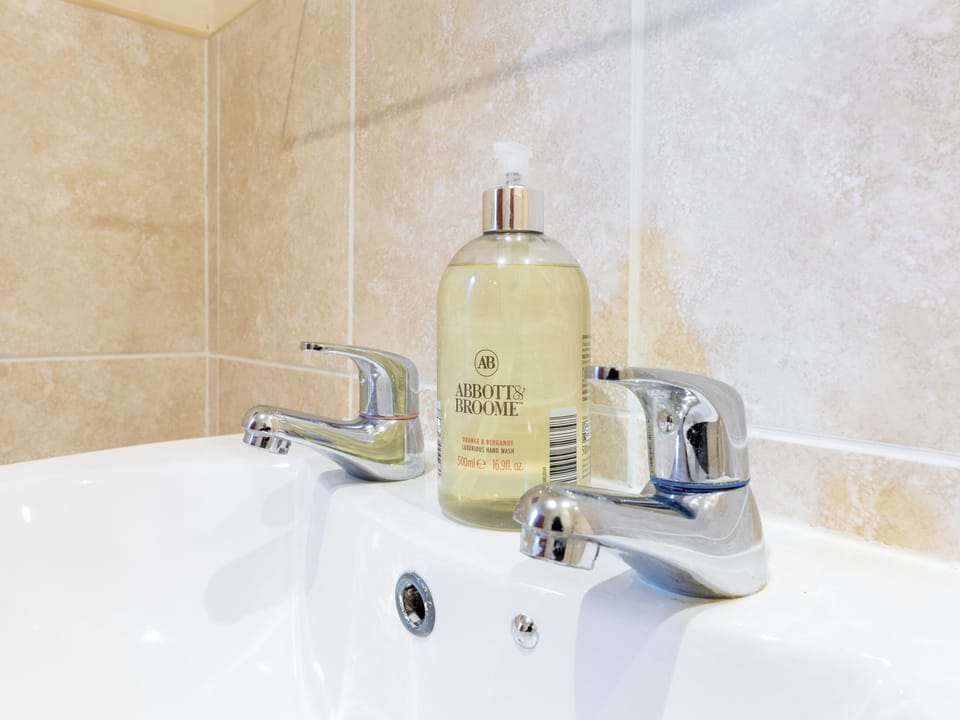 Bathroom | Cobbler&rsquo;s Cottage - Correction House Lane Cottages, Alnwick