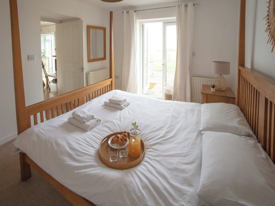 Master bedroom | The Mill - Bach Wen Cottages, Clynnog Fawr