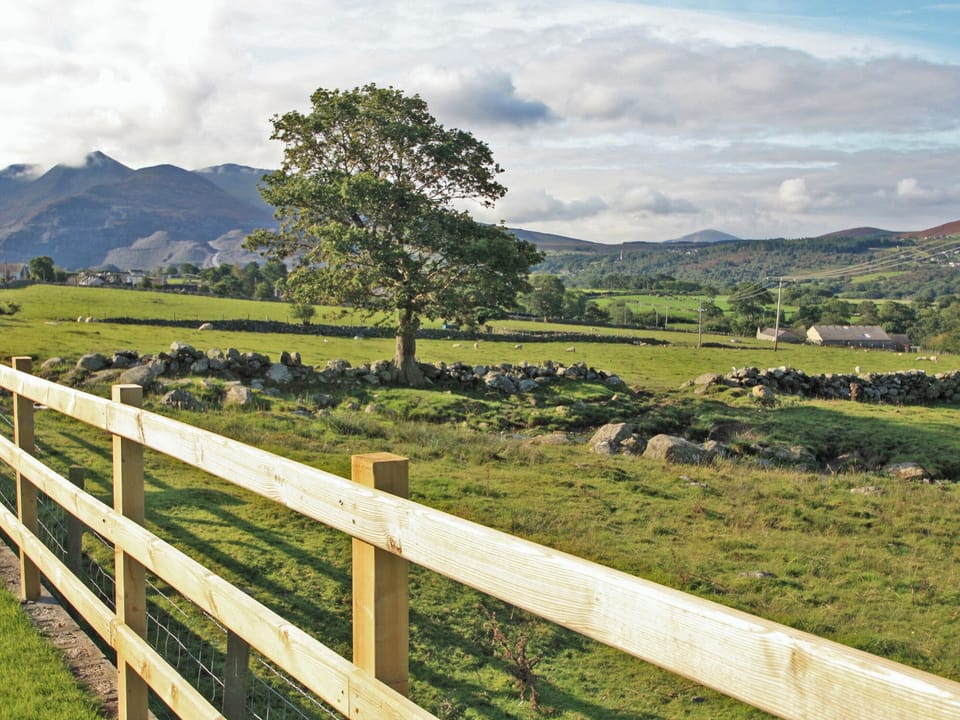 Yr Hen Weithdy, Llanllechid near?Bangor