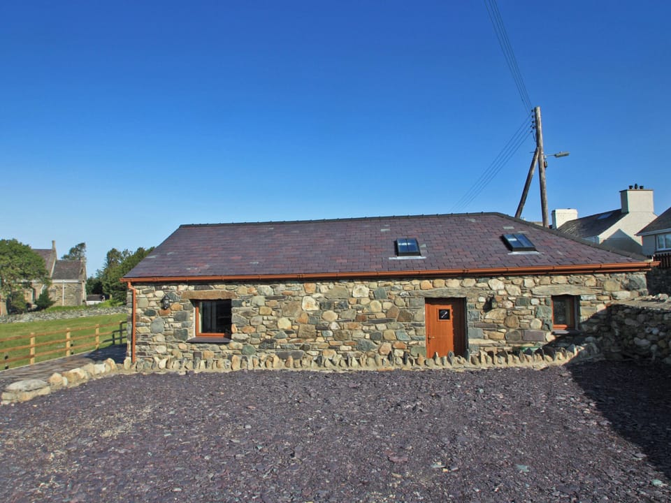 Yr Hen Weithdy, Llanllechid near?Bangor