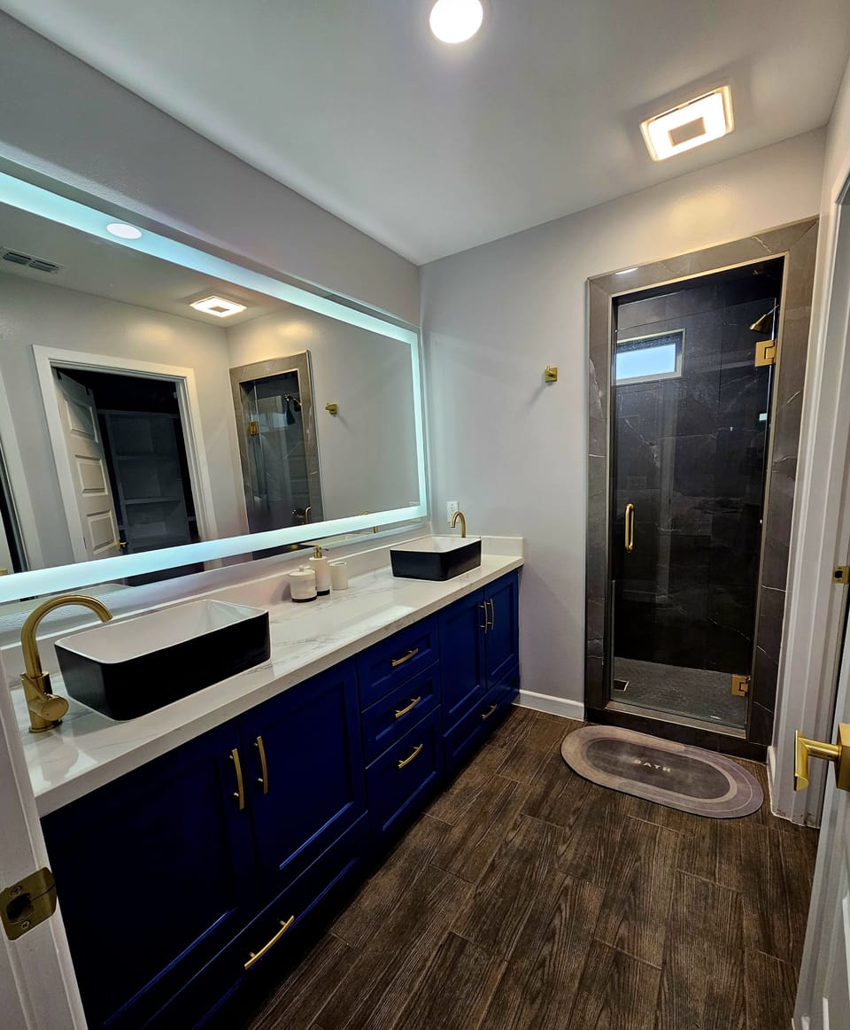 Walk in master bath with private toilet 