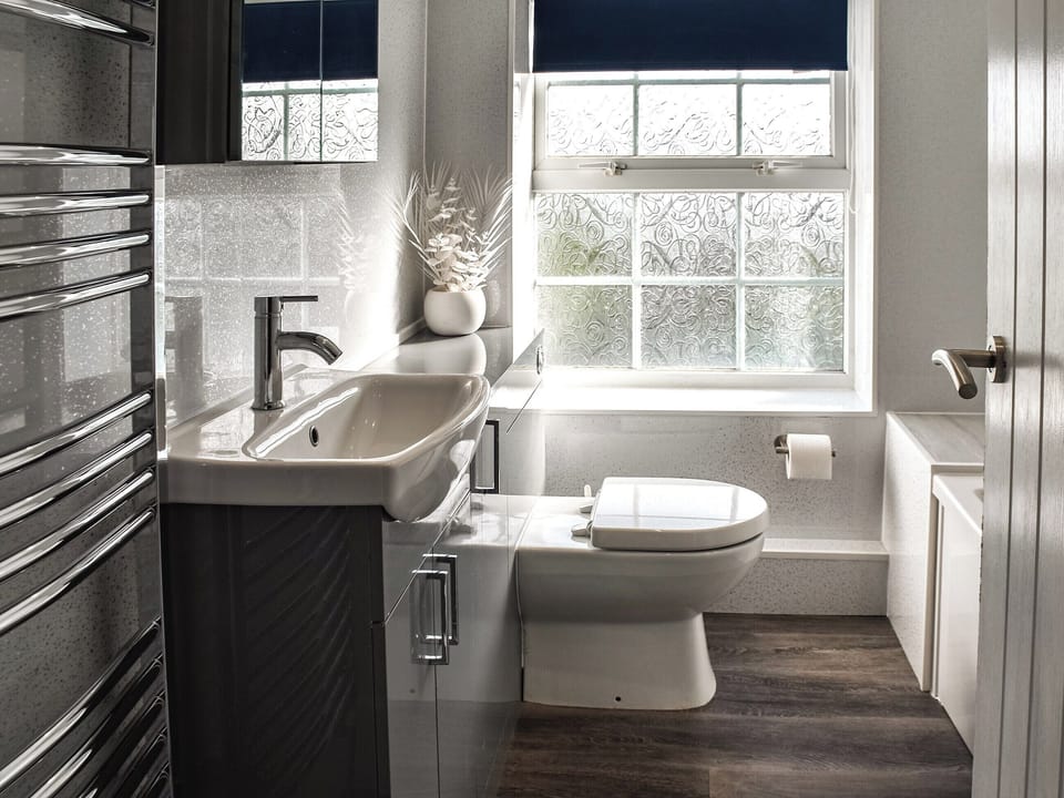 Bathroom | 5 Coastguard Cottages, Caister on Sea