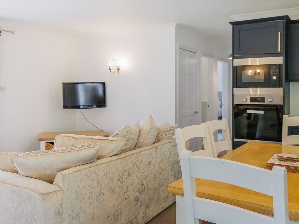 Open plan living space | Kingfisher - Lakeside Retreats, Marston