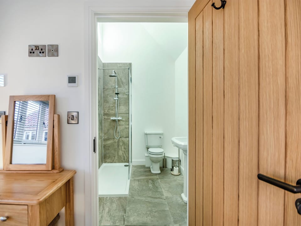 En-suite | The Cowshed - Little Corkhill Farm Holidays, Newark