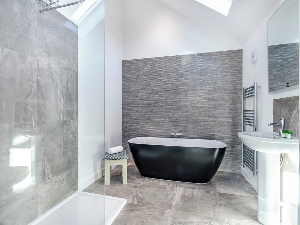 En-suite | The Cowshed - Little Corkhill Farm Holidays, Newark