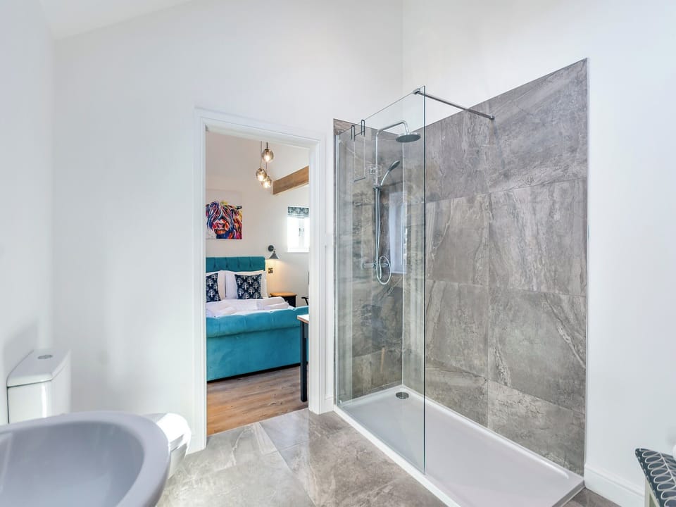 En-suite | The Cowshed - Little Corkhill Farm Holidays, Newark